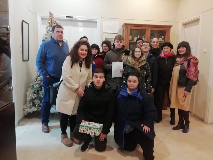 Παραδοσιακά κάλαντα και χριστουγεννιάτικες μελωδίες έψαλλαν στον Δήμαρχο Νάουσας Νικόλα Καρανικόλα παιδιά, μαθητές και πολιτιστικοί φορείς